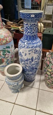trois vases posés sur un sol carrelé dans une pièce