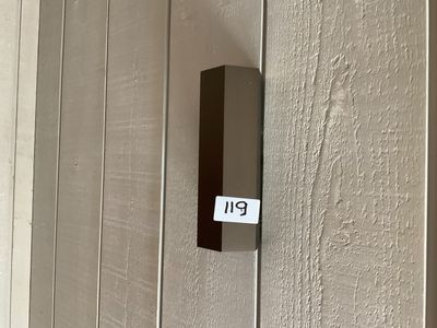 une affiche sur le mur d'un immeuble sur laquelle on peut lire « 911 »
