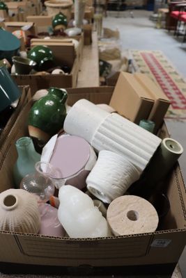 une boîte en carton remplie d'objets divers à l'intérieur d'un magasin