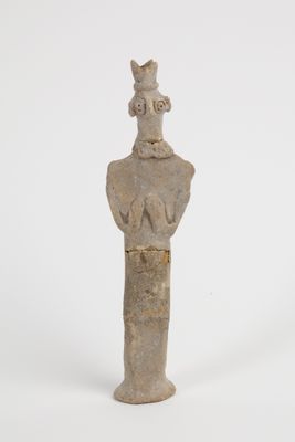 Grande idole au nez pincé les mains repliées sur le corps