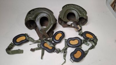 Plusieurs paires de lunettes de protection militaires sont posées sur une table