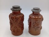 deux vases bruns posés l'un à côté de l'autre sur une table