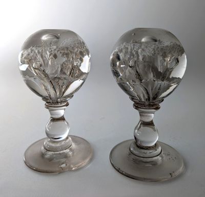 deux vases en verre posés l'un à côté de l'autre sur une table
