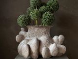 un vase contenant du brocoli, posé sur un bloc
