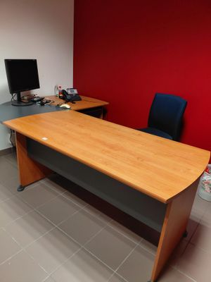 Bureau d’angle en mélaminé aspect bois, meuble à tiroir asso…