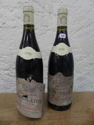 deux bouteilles de vin posées sur une table l'une à côté de l'autre