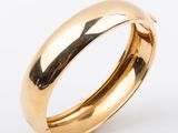 gros plan d'une bague en or sur fond blanc