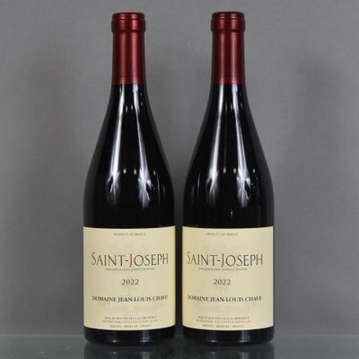 deux bouteilles de vin rouge sont posées l'une à côté de l'autre sur une table
