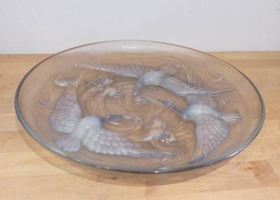 un bocal en verre dans lequel se trouvent deux poissons