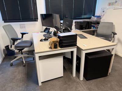 un bureau équipé d'un écran d'ordinateur et d'une imprimante