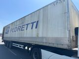 un semi-remorque qui roule sur la route