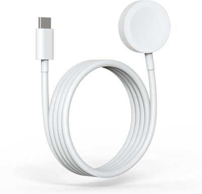 un câble blanc branché à un chargeur posé sur une surface blanche