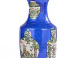 un vase bleu posé sur une surface blanche, avec un fond blanc