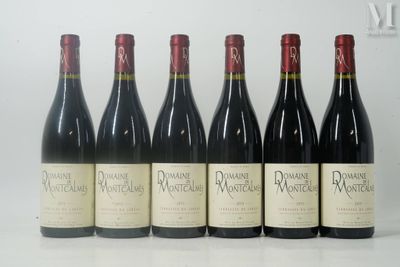 six bouteilles de vin sont alignées sur une table