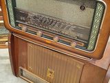 an old radio sitting on top of a wooden table