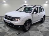 une photo d'une dacia blanche garée dans une pièce