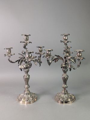 paire de bougeoirs plaqués argent, ornés de fleurs et de feuilles
