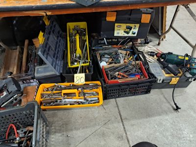 une table sur laquelle sont posés de nombreux outils