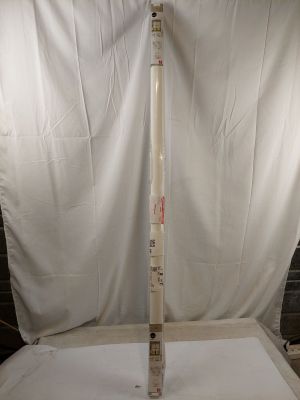 une photo d'une batte de baseball posée sur une table