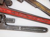many wrenes that are sitting on top of a table