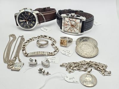 beaucoup d'argenterie et de bijoux en argent posés sur une table