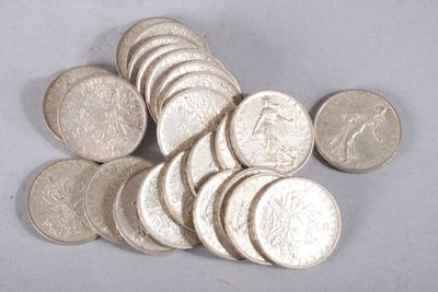 une pile de pièces d'argent posée sur une surface blanche