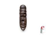 une image d'un masque en bois accroché au mur