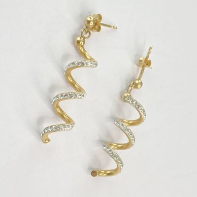 une paire de boucles d'oreilles en or et diamants sur fond blanc