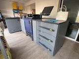 un bureau sur lequel est posé un ordinateur portable, dans un magasin