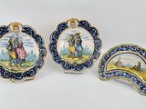 trois assiettes sur lesquelles figure un homme à cheval et une femme à cheval