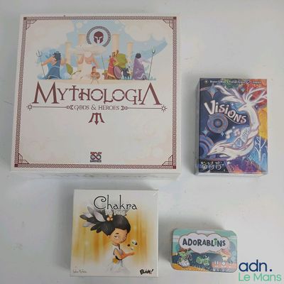 une photo d'une boîte sur laquelle figure un jeu et une boîte sur laquelle figure un jeu