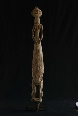 une image représentant une statue de femme debout sur un fond noir