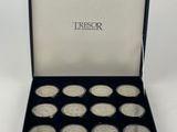 un coffret contenant douze pièces d'argent