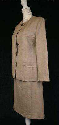 une image d'une robe et d'une veste de femme sur un mannequin
