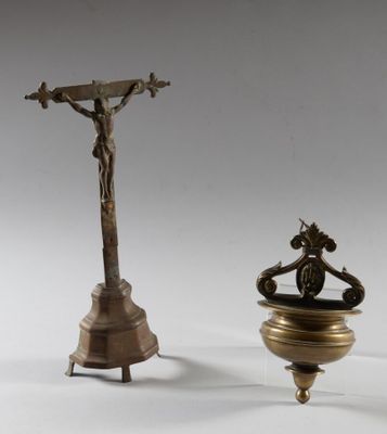 paire de bougeoirs anciens en laiton avec un crucifix sur un socle