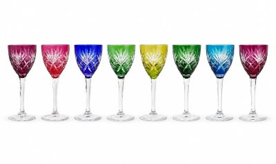 six verres à vin de couleurs différentes alignés les uns à côté des autres