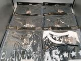 beaucoup de t-shirts rangés dans une boîte