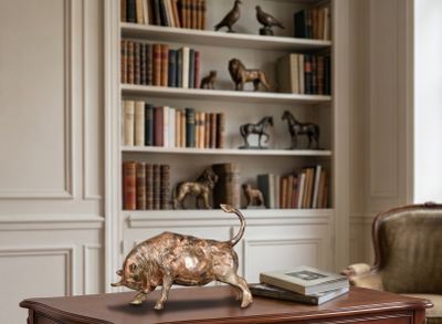 une petite table sur laquelle se trouve une statue de cochon