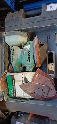une boîte sur laquelle sont posés tout un tas d'outils