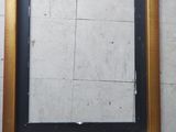 une photo d'un cadre suspendu à un mur