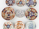 un ensemble de six assiettes ornées de motifs différents