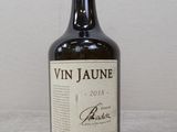 une bouteille de vin posée sur une table
