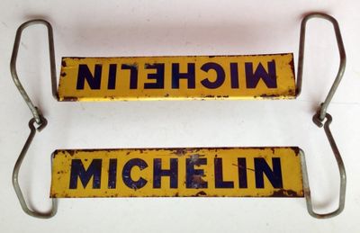 deux panneaux fixés à un crochet