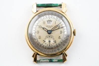 une montre-bracelet en or avec un bracelet vert autour d'elle