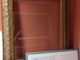 deux photos encadrées posées sur une table devant un miroir