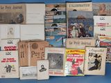 Plusieurs livres sont empilés les uns sur les autres sur une surface bleue