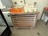 un réfrigérateur sur lequel sont posés plein de produits alimentaires