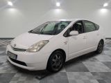 une photo d'une Toyota Prius blanche garée dans un garage
