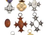 un assortiment de médailles sur fond blanc