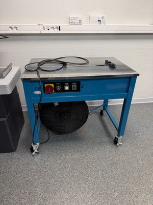 une image représentant une table bleue sur laquelle sont posés des fils